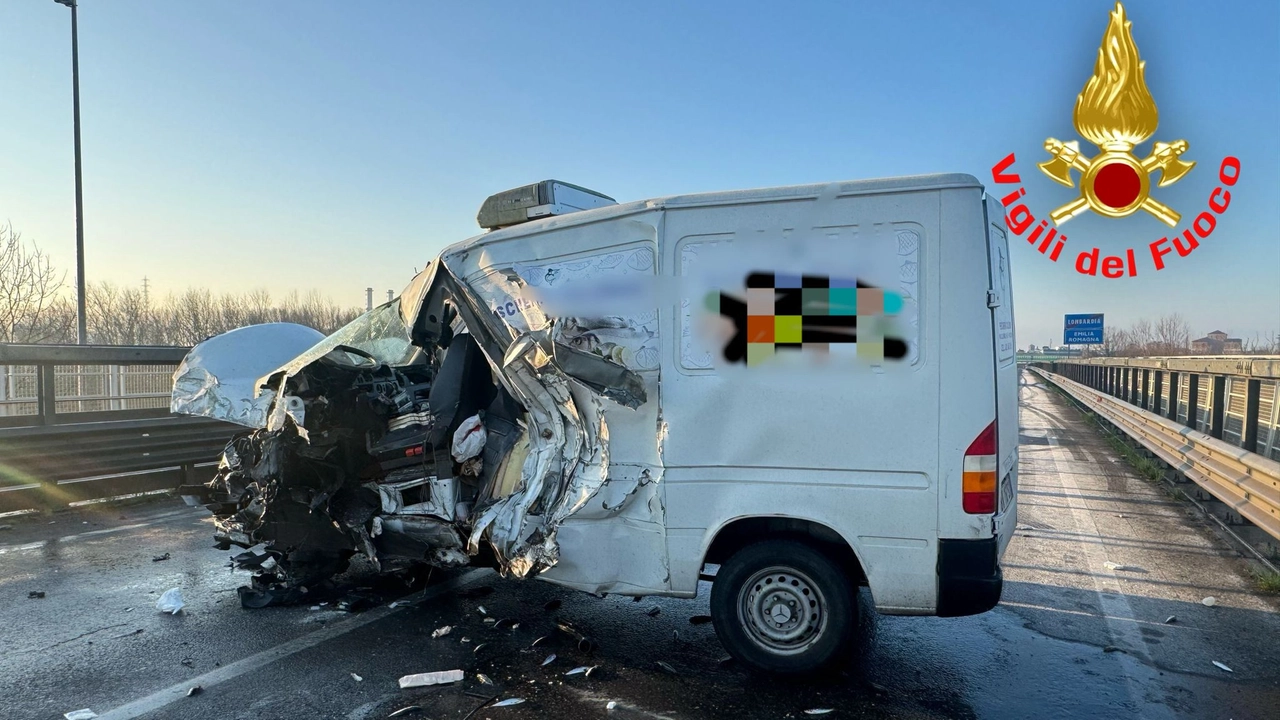 San Rocco al Porto, due incidenti in pochi minuti: un ferito grave, estratto dalle lamiere dai vigili del fuoco San Rocco al Porto, due incidenti in pochi minuti: un ferito grave, estratto dalle lamiere dai vigili del fuoco