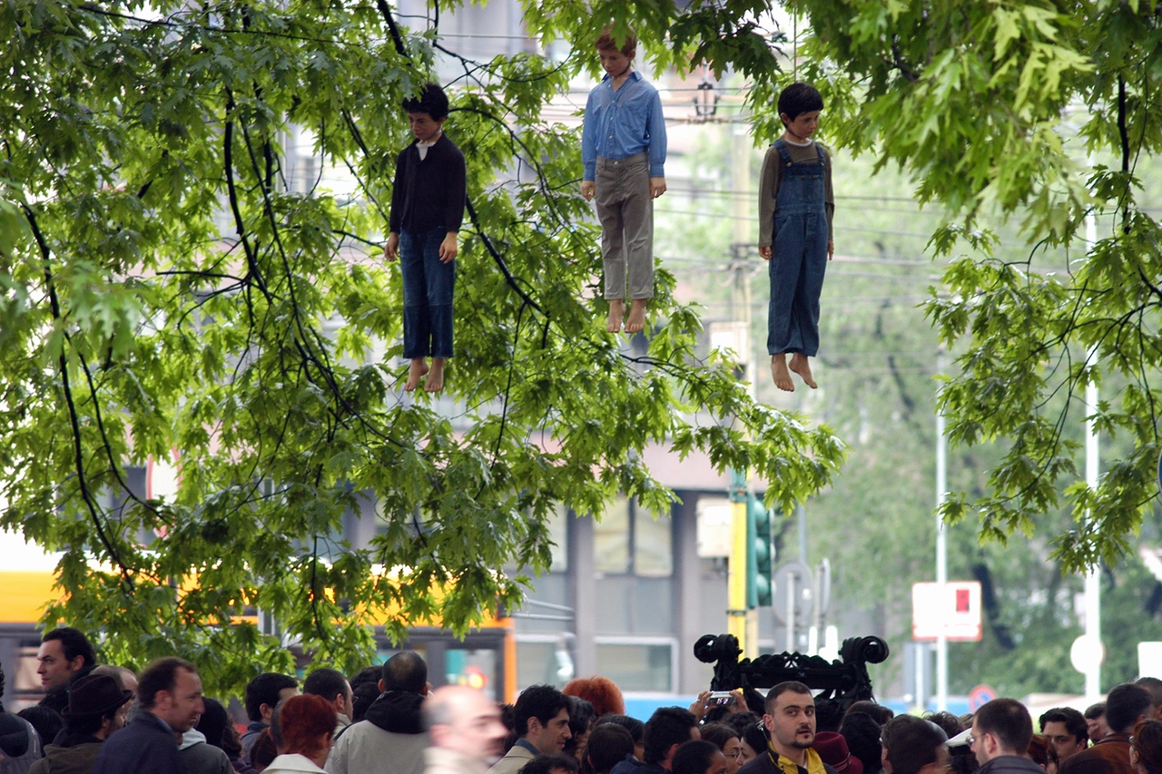 I fantocci bambini impiccati a Milano in piazza XXIV Maggio