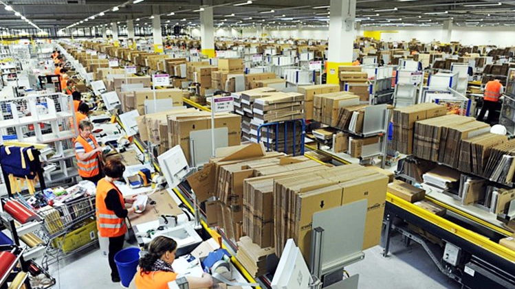 Addetti Amazon all’interno dello stabilimento di Cividate al Piano