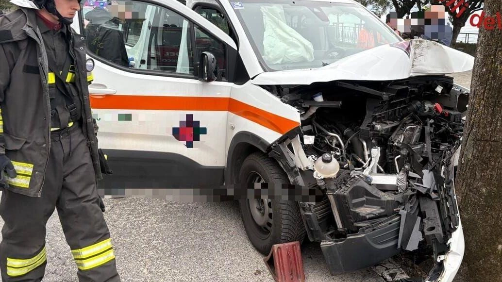 lIl conducente dell’auto ha perso il controllo per un malore lIl conducente dell’auto ha perso il controllo per un malore