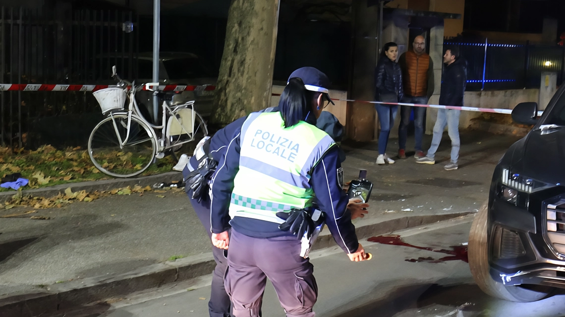 Investimento a Monza: 18enne in sella a bicicletta investito da suv Audi Q8. Dinamica dell'incidente in corso di accertamento. Soccorsi intervenuti, giovane trasportato in codice rosso. Autorità sul posto per indagini. Investimento a Monza: 18enne in sella a bicicletta investito da suv Audi Q8. Dinamica dell'incidente in corso di accertamento. Soccorsi intervenuti, giovane trasportato in codice rosso. Autorità sul posto per indagini.