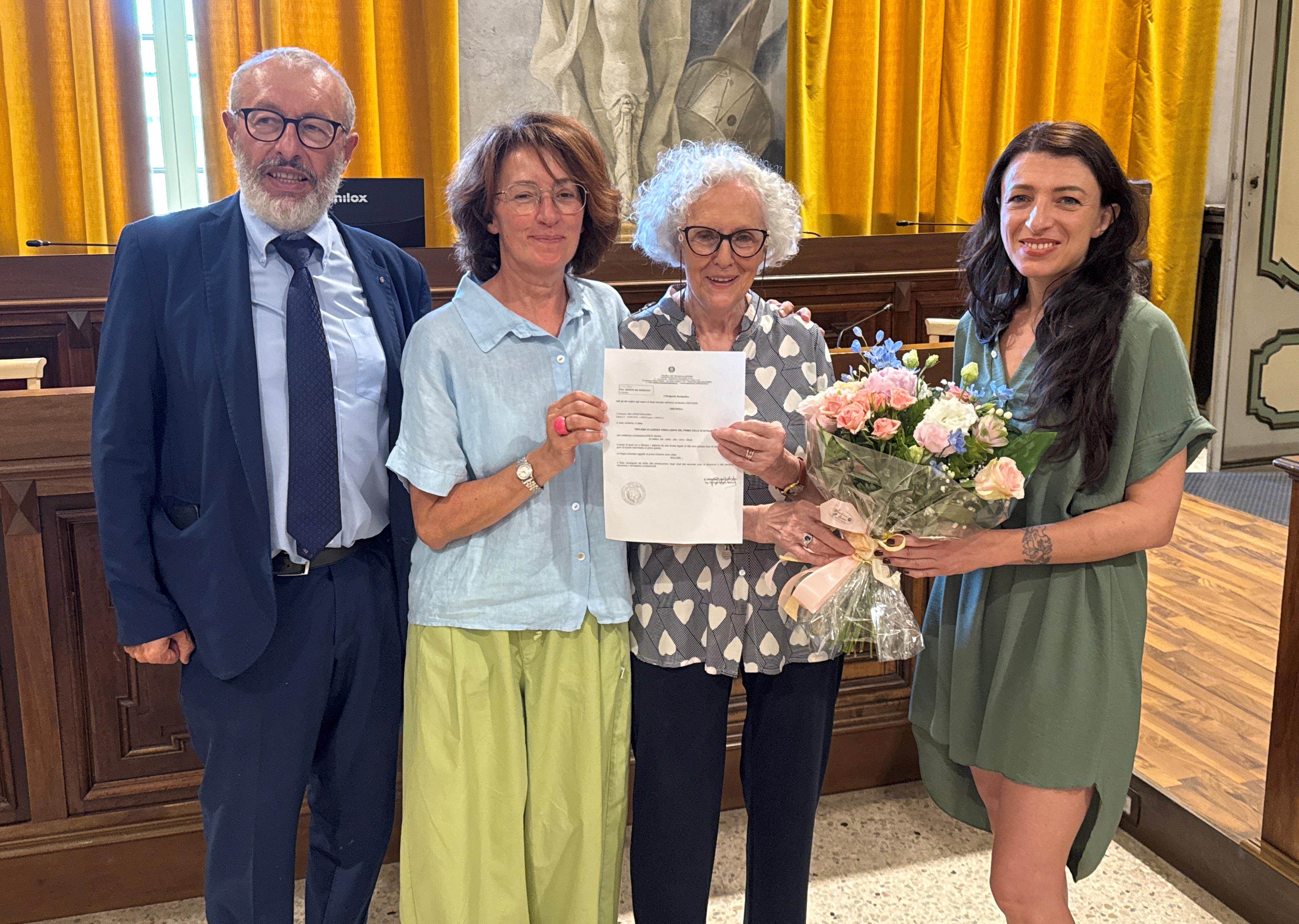 Nonna Rosanna Belcredi realizza a 86 anni il sogno di una vita: il diploma di terza media e con il massimo dei voti Nonna Rosanna Belcredi realizza a 86 anni il sogno di una vita: il diploma di terza media e con il massimo dei voti