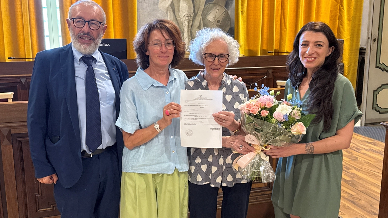 Rosanna Belcredi con la figlia, a destra l’assessore alla Pubblica Istruzione Alessandra Fuccillo e a sinistra Daniele Bonomi, preside del Cpia Rosanna Belcredi con la figlia, a destra l’assessore alla Pubblica Istruzione Alessandra Fuccillo e a sinistra Daniele Bonomi, preside del Cpia