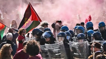 Violenza al corteo del 25 aprile di Bergamo, 7 agenti feriti: polizia circondata da manifestanti pro-Palestina