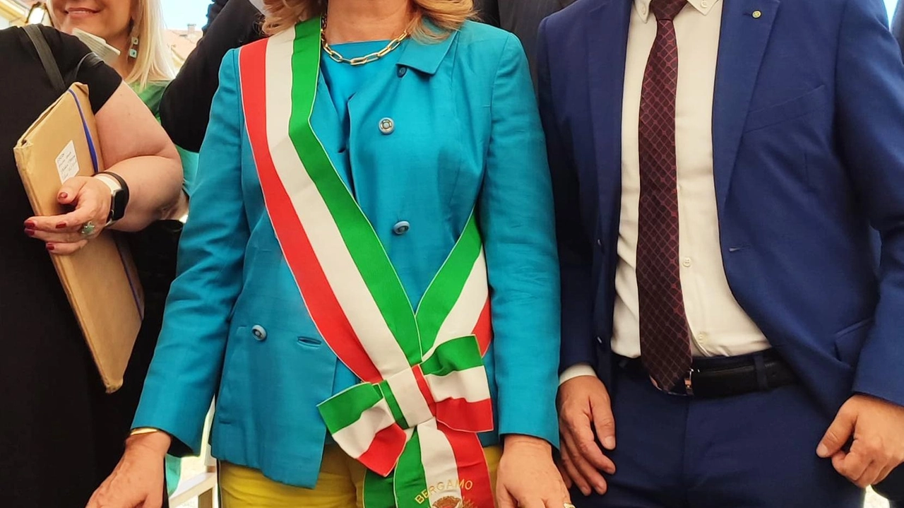 Bergamo, posata la prima pietra del progetto. L’area di 25mila metri quadrati diventerà un quartiere con studentato, residenze universitarie e aule didattiche. Bergamo, posata la prima pietra del progetto. L’area di 25mila metri quadrati diventerà un quartiere con studentato, residenze universitarie e aule didattiche.