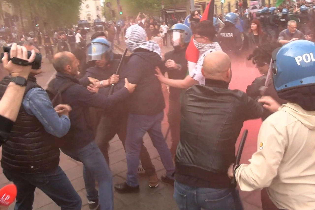 Contatti tra manifestanti e forze dell'ordine  in piazzale Baiamonti