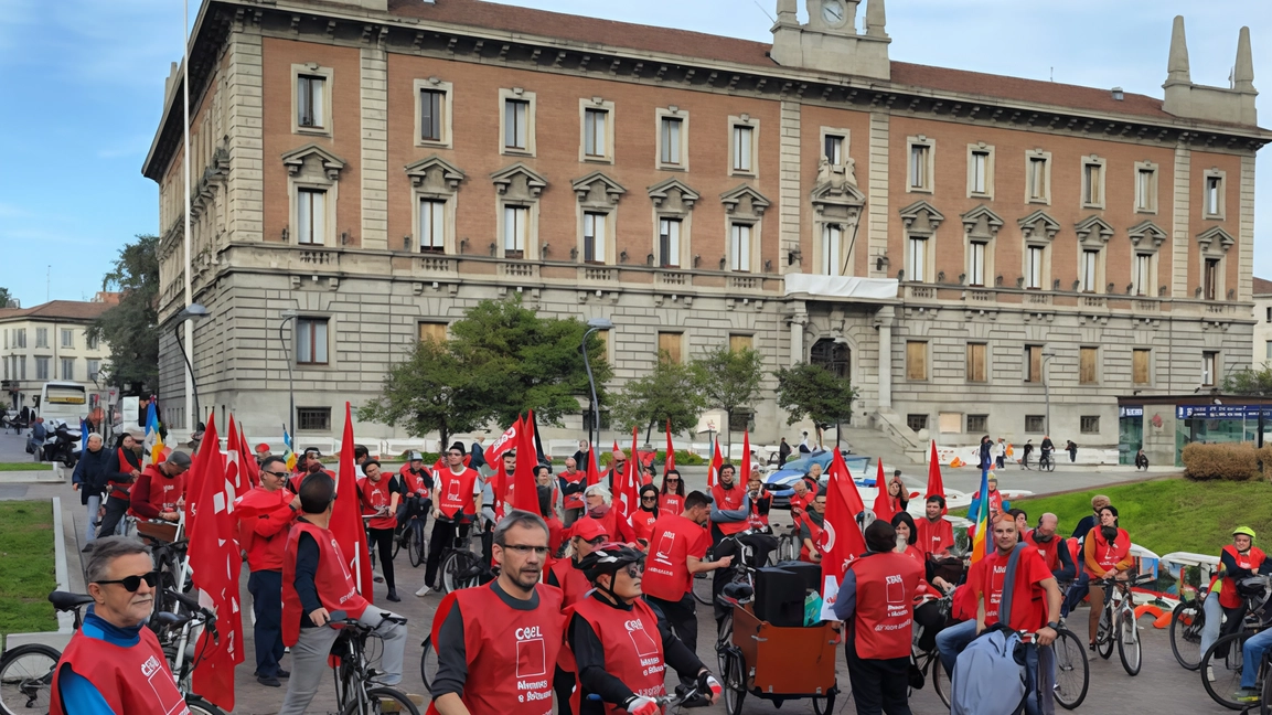 Mobilitazione in bicicletta a Vimercate per la sicurezza sul lavoro organizzata da Cgil-Cisl e Uil nonostante la pioggia. Obiettivo: sensibilizzare su infortuni e coinvolgere la comunità per difendere i diritti dei lavoratori. Mobilitazione in bicicletta a Vimercate per la sicurezza sul lavoro organizzata da Cgil-Cisl e Uil nonostante la pioggia. Obiettivo: sensibilizzare su infortuni e coinvolgere la comunità per difendere i diritti dei lavoratori.