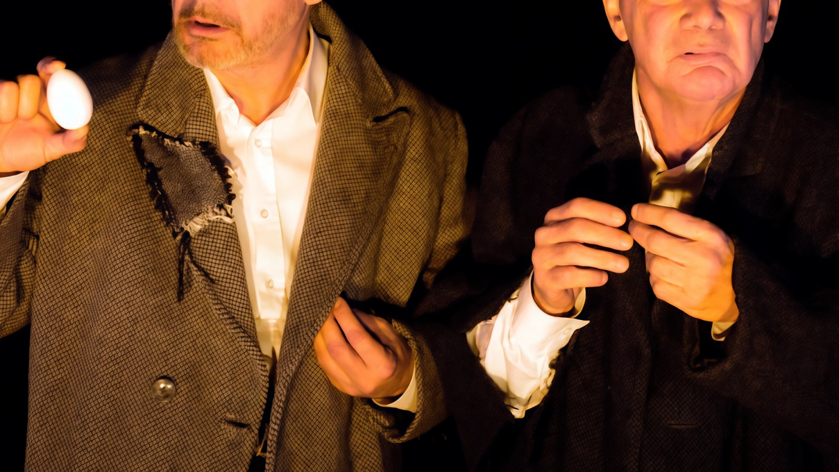 Sommario: Enzo Vetrano e Stefano Randisi portano in scena Totò e Vicé, personaggi surreali di Franco Scaldati, al Teatro Mina Mezzadri di Brescia per la Stagione del Centro Teatrale Bresciano. Sommario: Enzo Vetrano e Stefano Randisi portano in scena Totò e Vicé, personaggi surreali di Franco Scaldati, al Teatro Mina Mezzadri di Brescia per la Stagione del Centro Teatrale Bresciano.