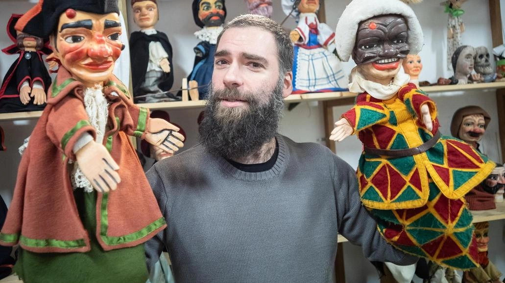 Valerio Saccà, 37enne, crea le maschere tradizionali e si esibisce a Cascina Cuccagna "I miei spettacoli di teatro popolare sono per tutti". Ora in scena quello sul panettone . Valerio Saccà, 37enne, crea le maschere tradizionali e si esibisce a Cascina Cuccagna "I miei spettacoli di teatro popolare sono per tutti". Ora in scena quello sul panettone .