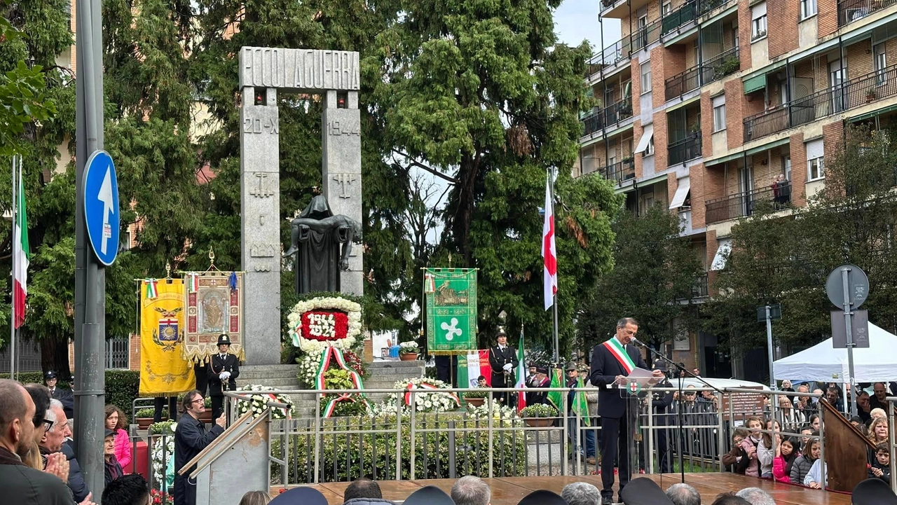 Il sindaco Beppe Sala sul palco della commemorazione dei Piccoli Martiri di Gorla Il sindaco Beppe Sala sul palco della commemorazione dei Piccoli Martiri di Gorla