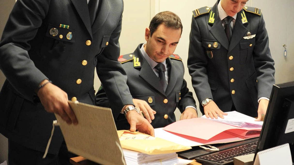 La Guardia di Finanza ha accertato illeciti commessi nell’arco di quattro anni Un commercialista e una consulente del lavoro si occupavano dell’articolata gestione delle società “cartiera” La Guardia di Finanza ha accertato illeciti commessi nell’arco di quattro anni Un commercialista e una consulente del lavoro si occupavano dell’articolata gestione delle società “cartiera”