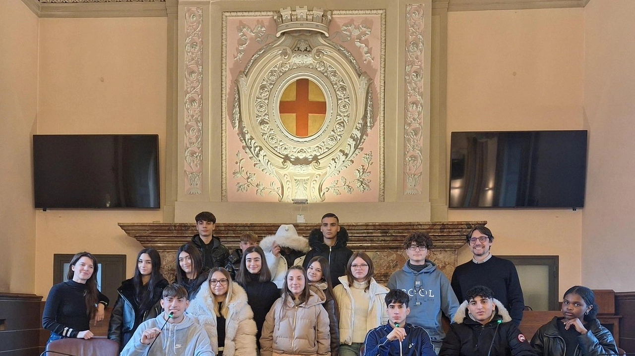 Gli studenti della classe quarta A dell’indirizzo di Servizi Commerciali dell’Istituto Einaudi ieri in Municipio Gli studenti della classe quarta A dell’indirizzo di Servizi Commerciali dell’Istituto Einaudi ieri in Municipio