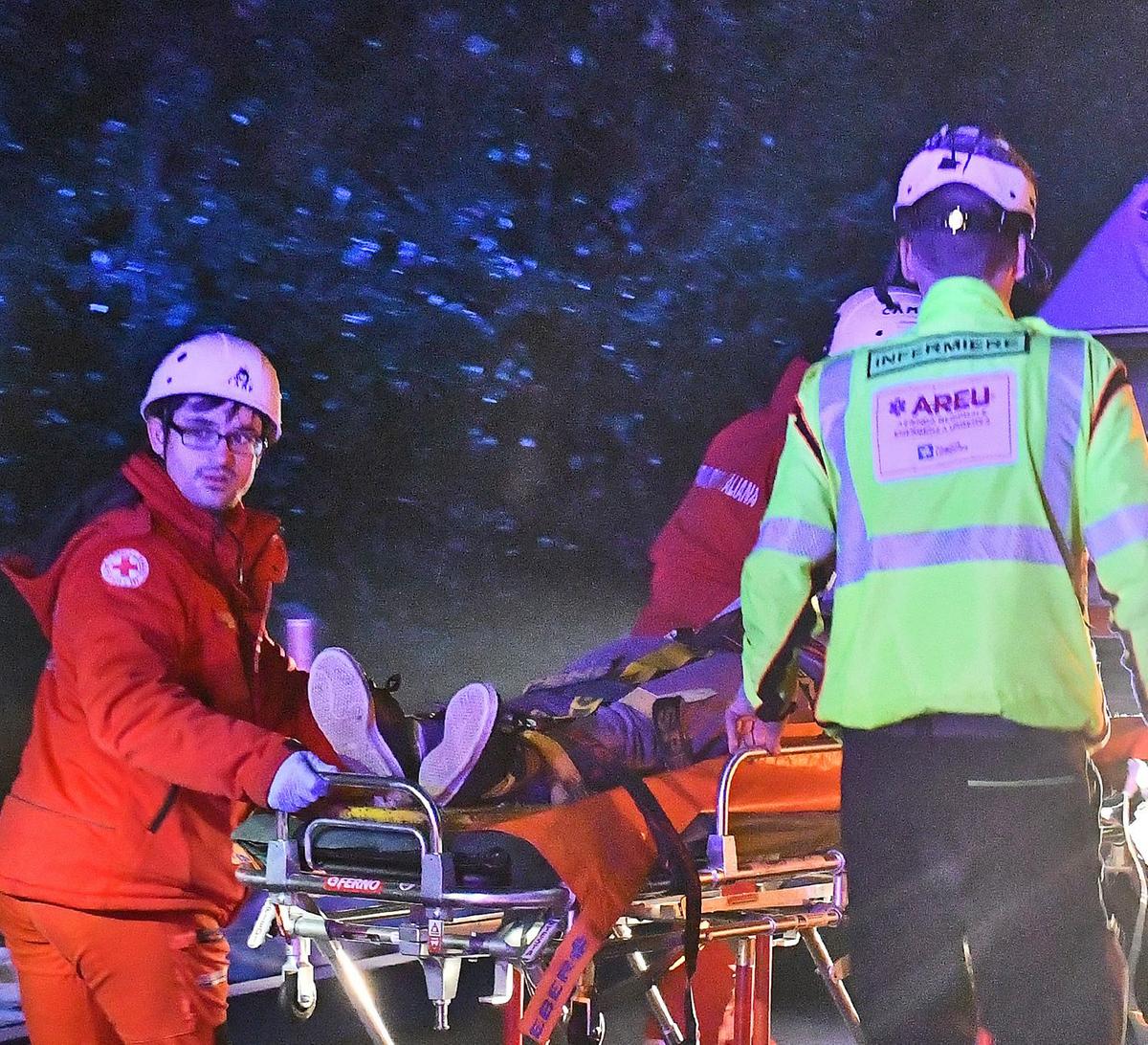 Entra al bar e accoltella tutti. I feriti reagiscono: arrestato