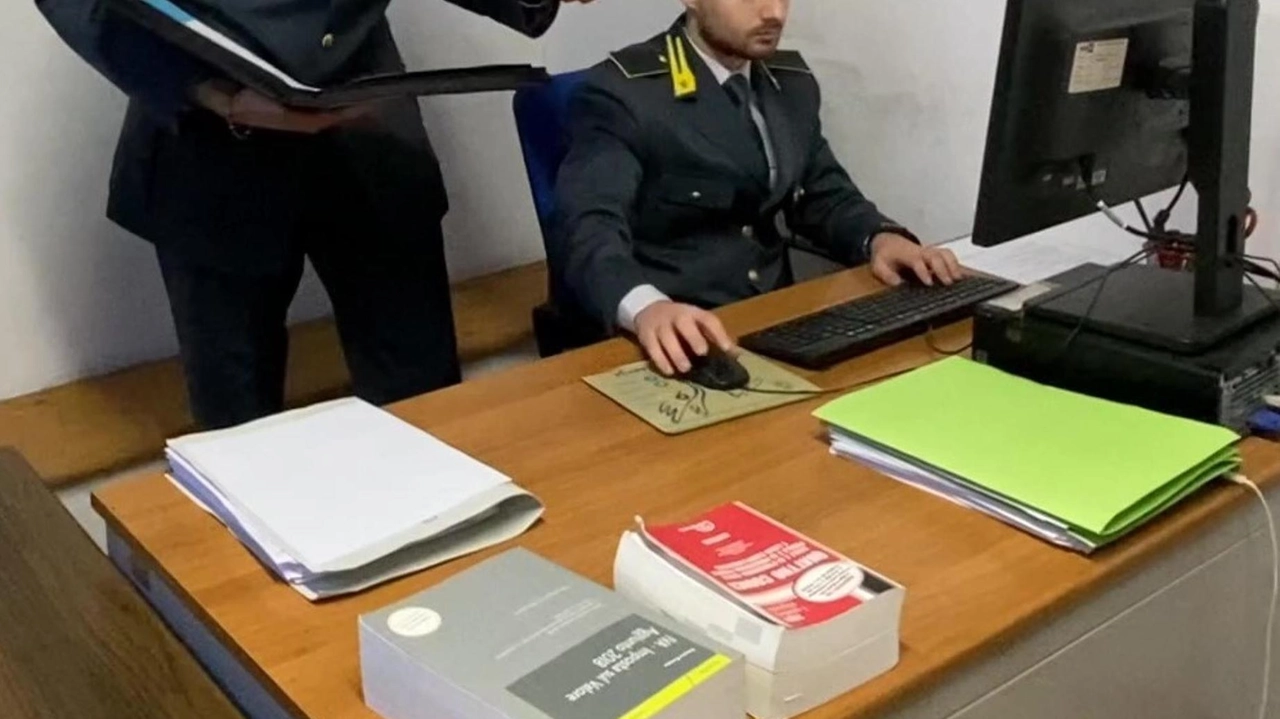 Le fiamme gialle hanno sequestrato 7 proprietà immobiliari la cifra di 68.058 euro su rapporti bancari quote societarie per 157.788 euro e 9 automezzi Le fiamme gialle hanno sequestrato 7 proprietà immobiliari la cifra di 68.058 euro su rapporti bancari quote societarie per 157.788 euro e 9 automezzi