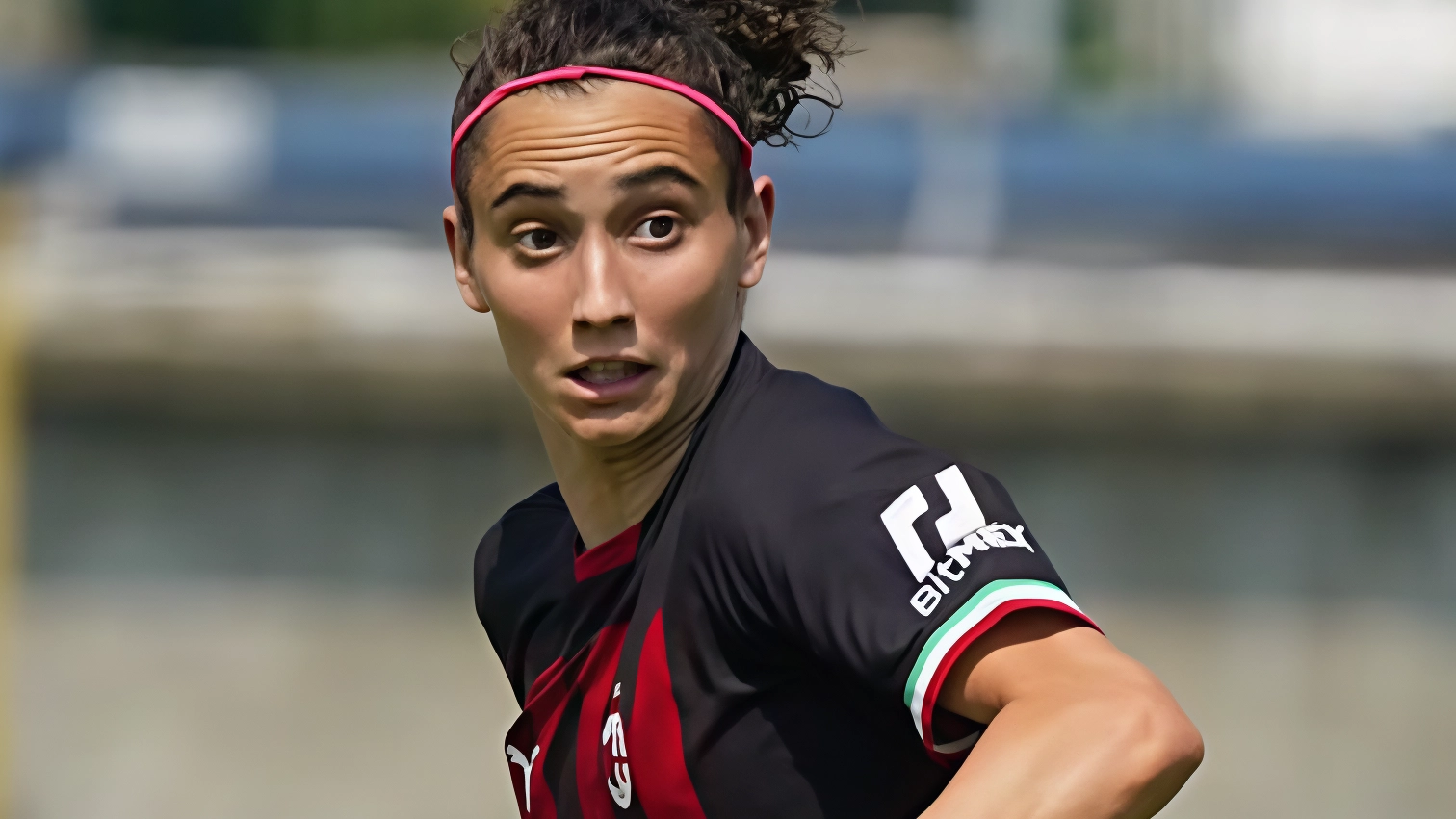 Il Milan cerca la terza vittoria consecutiva contro il Napoli. Angelica Soffia prolunga il contratto fino al 2027 e si dice orgogliosa della fiducia del club. Le cugine nerazzurre perdono contro il Sassuolo nella poule scudetto.