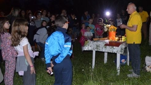Una passeggiata a tarda ora lungo i sentieri, fra i prati e i boschi di Canonica, alla ricerca dei rapaci... Una passeggiata a tarda ora lungo i sentieri, fra i prati e i boschi di Canonica, alla ricerca dei rapaci...