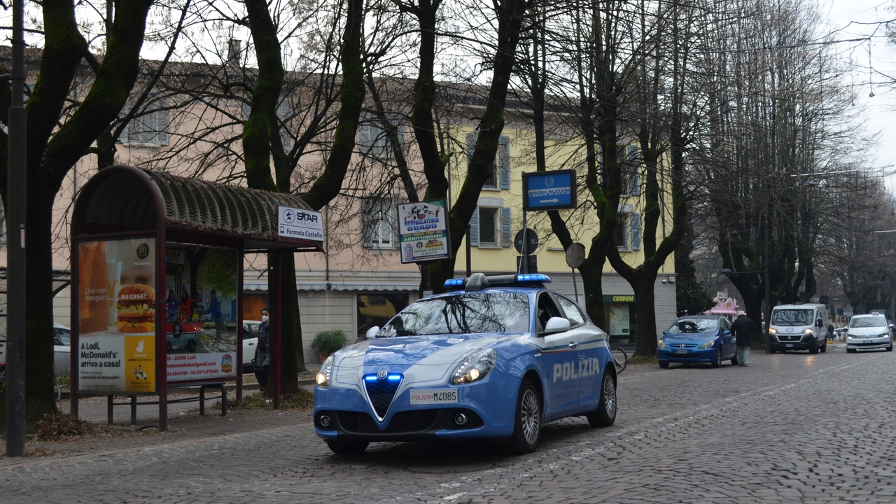 La polizia di Lodi pattuglia il centro storico La polizia di Lodi pattuglia il centro storico