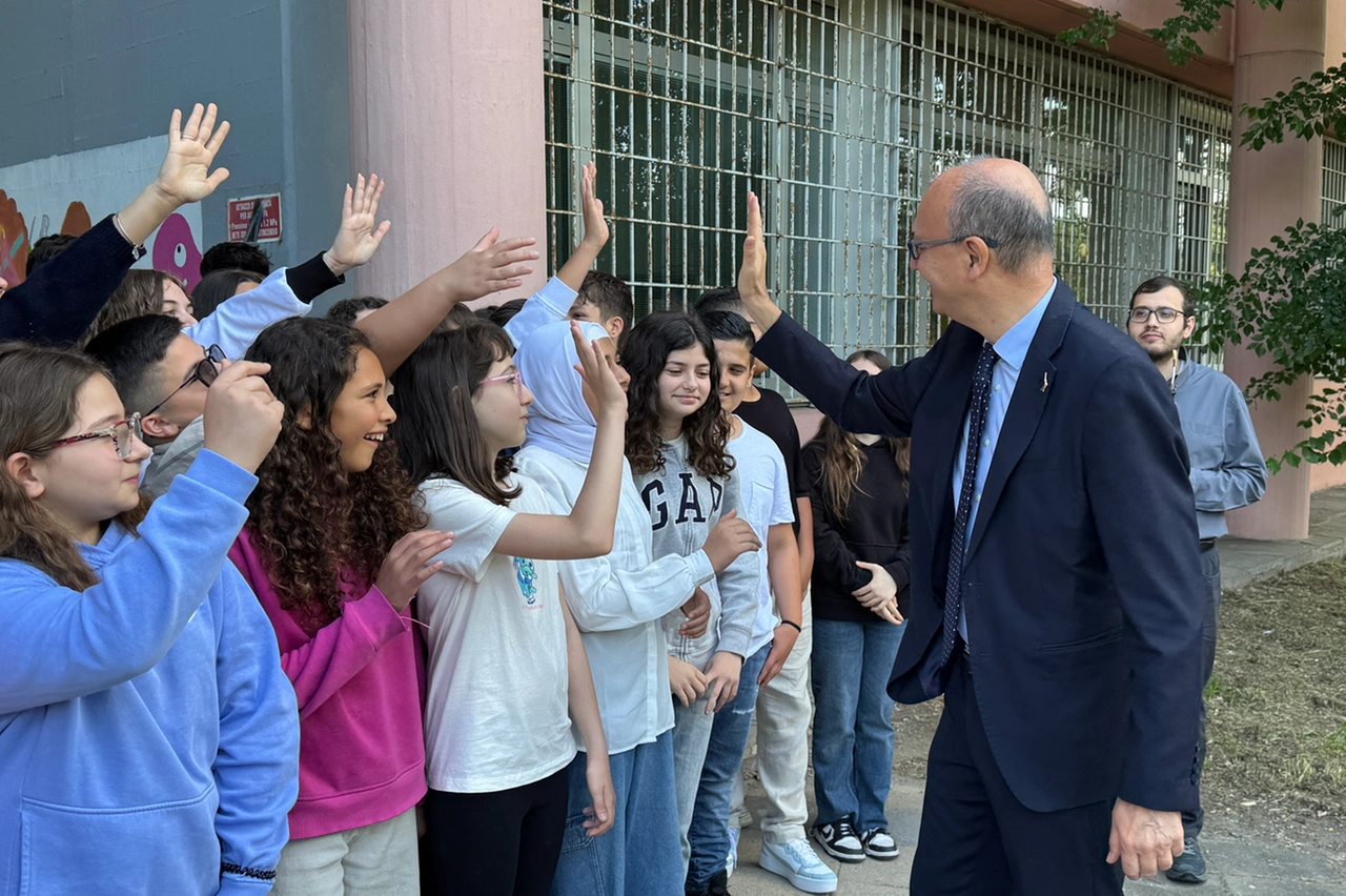 Rozzano, il Ministro Valditara visita due scuole cittadine