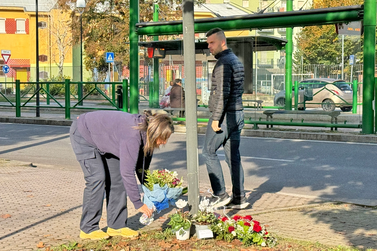 Rozzano, fiori sul luogo delll'omicidio Manuel Mastrapasqua