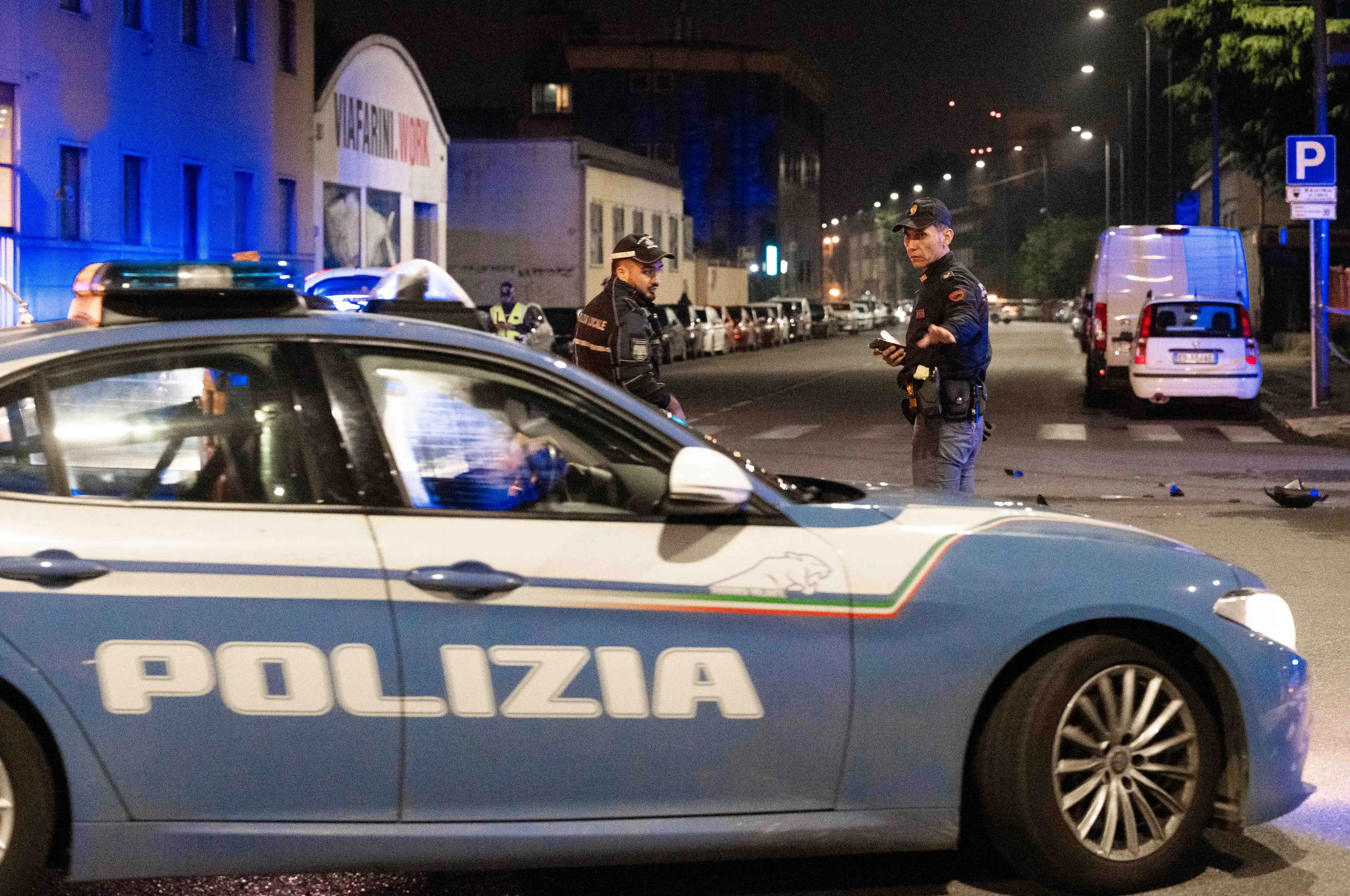 Presa per il collo e sbattuta contro il muro: rapina choc in Porta Venezia, arrestati due minorenni