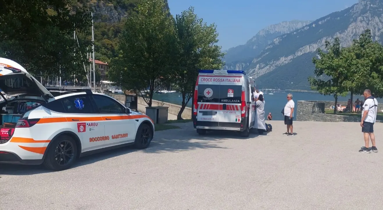 Valmadrera, nonna e nipoti stanno annegando: li salvano i volontari della Guardia costiera