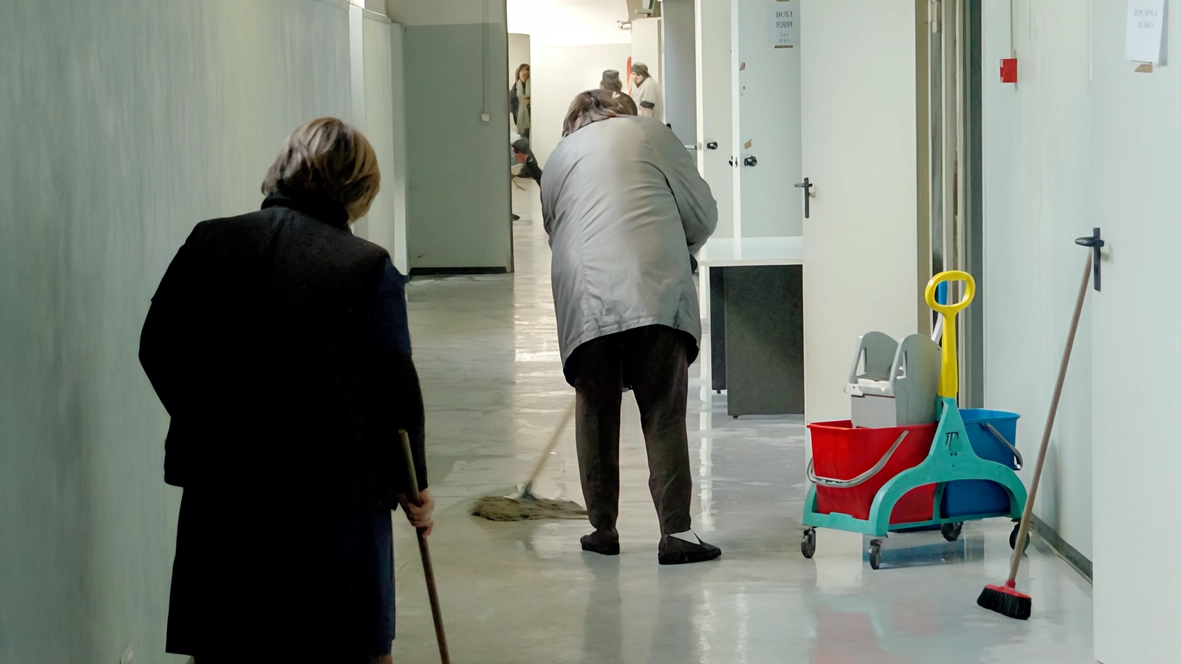 Tutti al lavoro per asciugare aule e corridoi e rimettere in sicurezza la scuola Tutti al lavoro per asciugare aule e corridoi e rimettere in sicurezza la scuola
