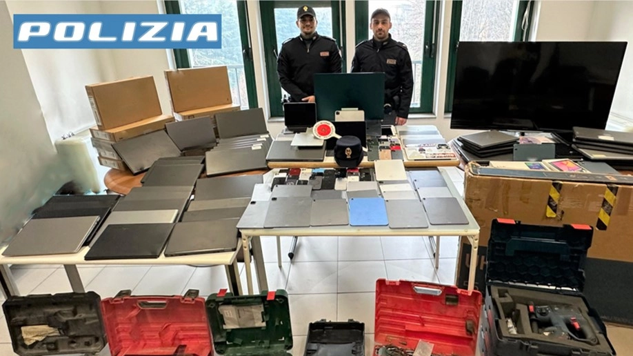 Milano, nascosti nel locale caldaie di uno stabile oltre 200 pc, centinaia di tablet, cellulari e grosse tv
