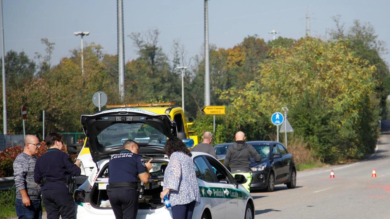I rilievi della polizia locale sul luogo dell’incidente al confine tra Garbagnate e Arese I rilievi della polizia locale sul luogo dell’incidente al confine tra Garbagnate e Arese