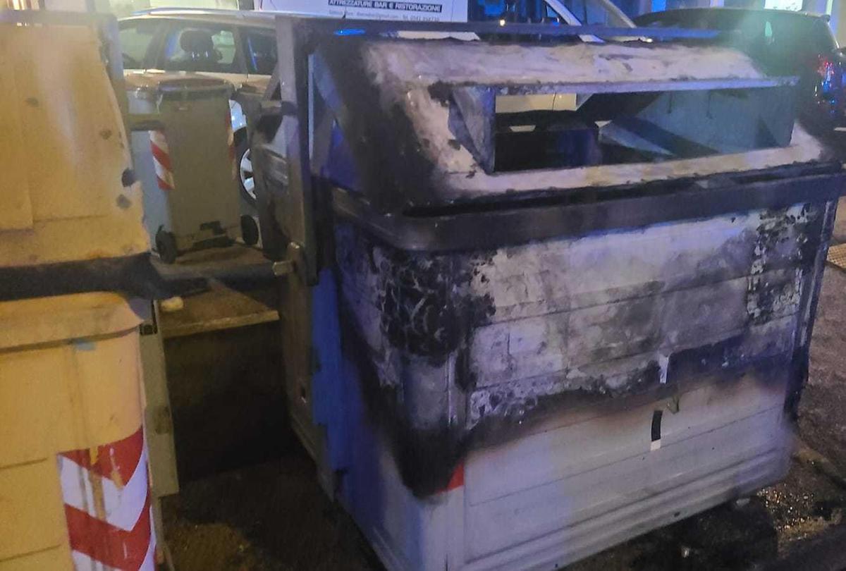 Brescia, incendia i rifiuti in strada in via Veneto: il piromane seriale salvato dal linciaggio dalla polizia locale