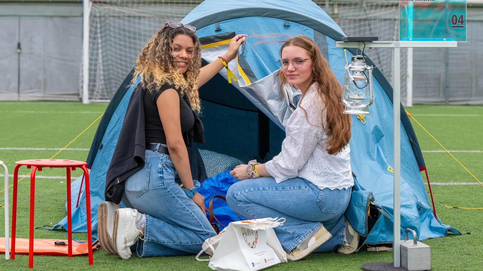 Il campeggio dei creativi. Studenti in tenda da 30 Paesi colazione con i maestri e film
