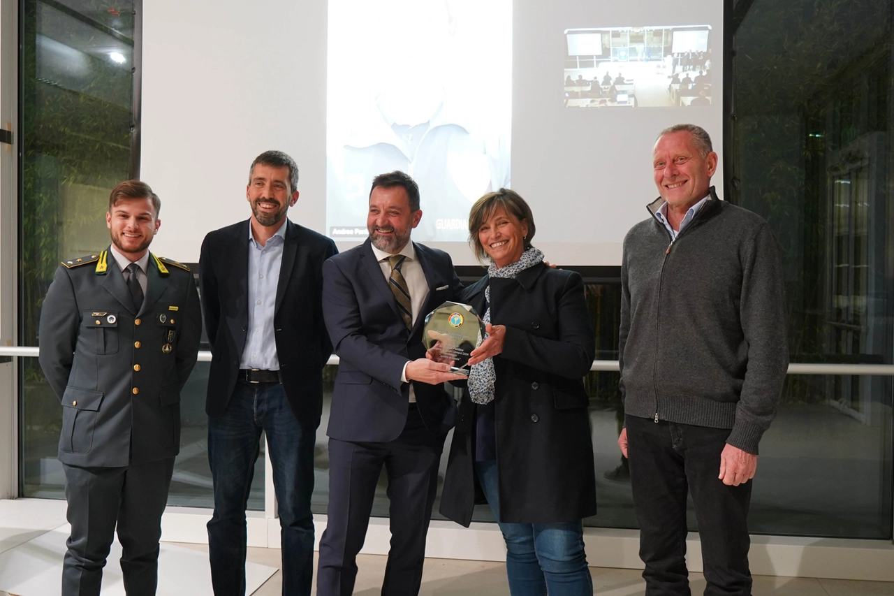 Da sinistra il tenente Martedì, Riccardo Fasoli, Andrea Mauri, mamma Agnese e il presidente della Canottieri Moto Guzzi Antonio Gaddi