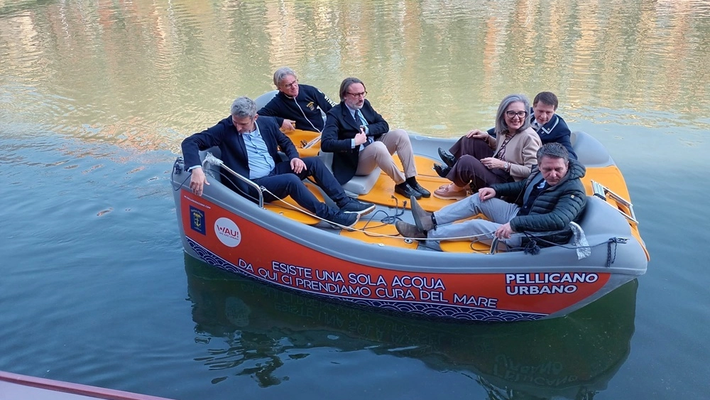 AMBIENTE. MILANO, BATTELLO ELETTRICO PER PULIRE DARSENA E NAVIGLI /FOTO GLI ATTIVISTI WAU VARANO IL PELLICANO URBANO, SI COMINCIA IL 16 MARZO(FOTO 2 di 2)