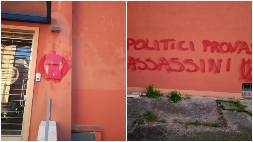 Scritte contro i “politici pro vax assassini” all’esterno dell’edificio di via Bacchetta. Solidarietà da parte dei consiglieri regionali dem: “Non ci lasciamo intimidire”