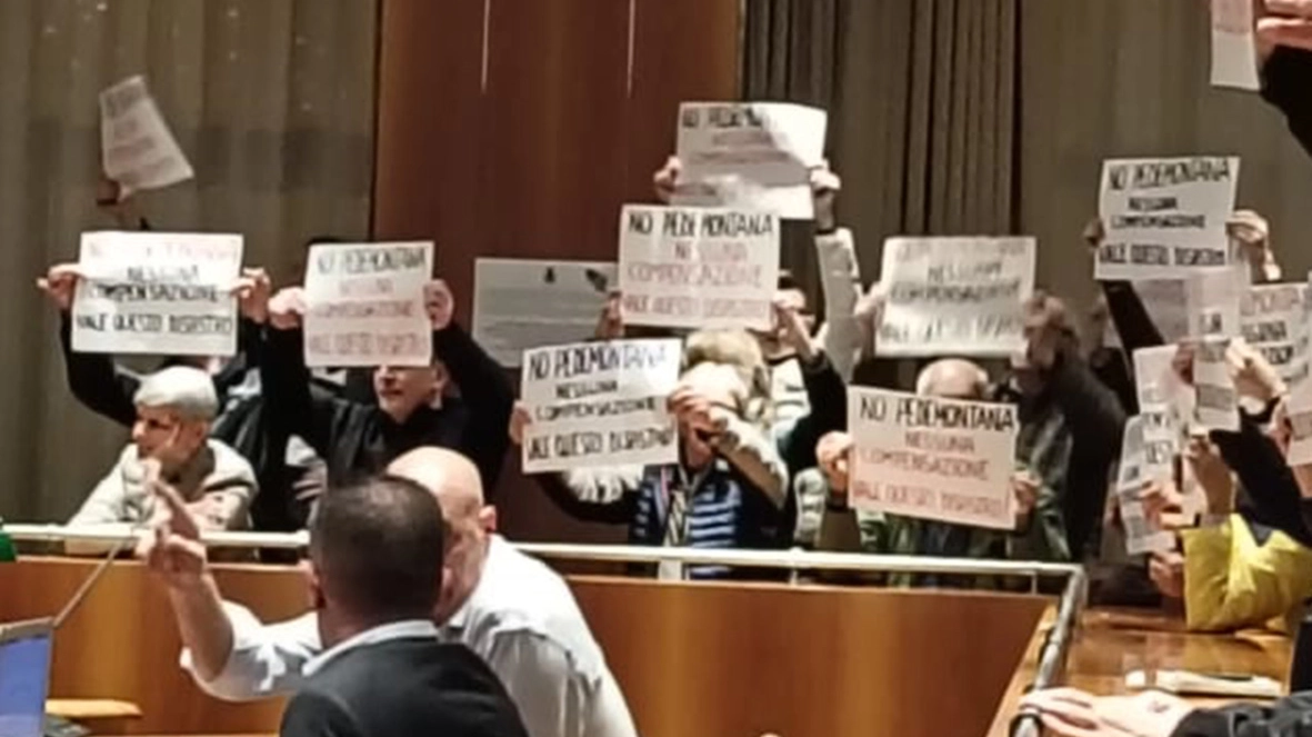 I cittadini si sono presentati in Consiglio comunale per protestare contro i lavori della Pedemontana: “Un’opera inutile e dannosa” La seduta è stata sospesa per alcuni minuti