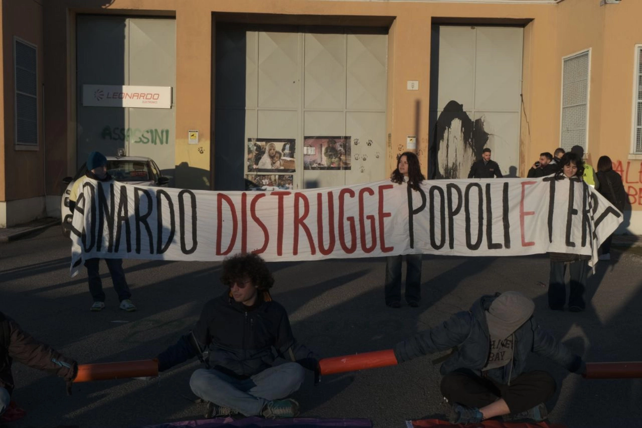 Blitz ambientalista e proPal davanti sede di Leonardo a Brescia