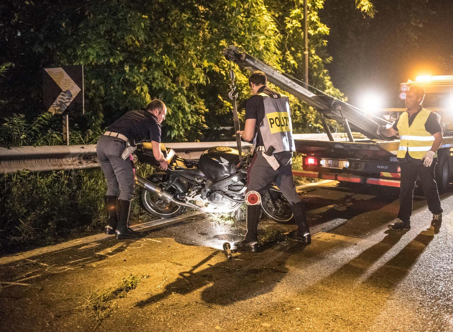 Cade in scooter alle 3 di notte: grave 22enne Cade in scooter alle 3 di notte: grave 22enne