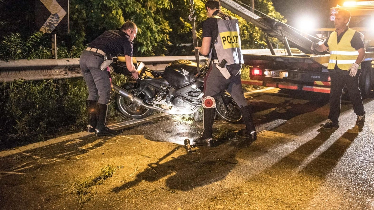 Stavano tornando a casa quando, probabilmente per l’asfalto bagnato, hanno perso il controllo dello scooter, finendo rovinosamente sull’asfalto. L’incidente... Stavano tornando a casa quando, probabilmente per l’asfalto bagnato, hanno perso il controllo dello scooter, finendo rovinosamente sull’asfalto. L’incidente...