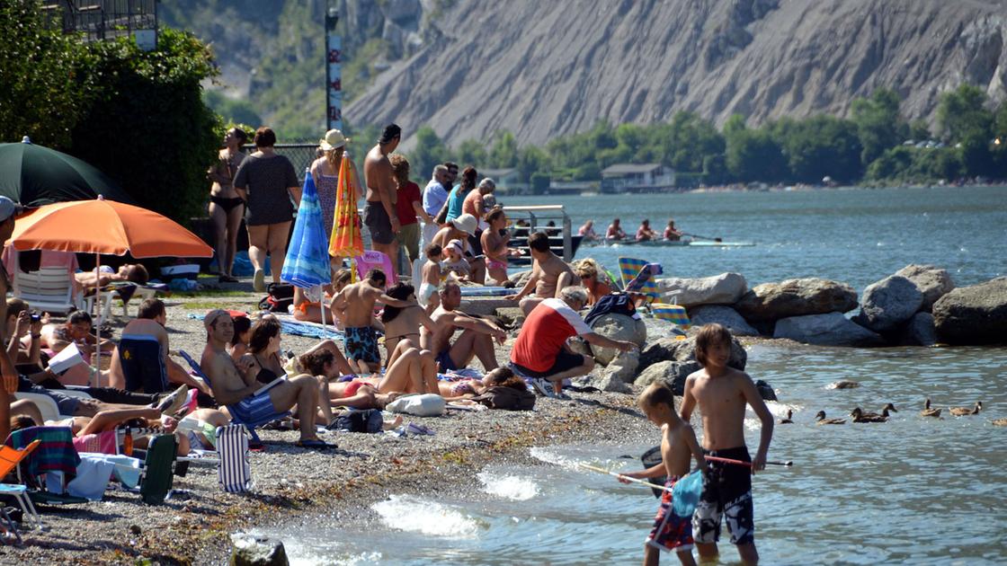 lecco bagni al lago bandiera blu ovunque ecco i consigli per non rovinarsi la vacanza