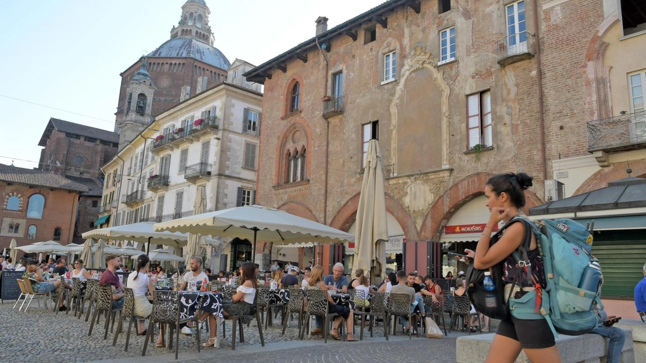 In marcia lungo il tratto di dodici chilometri dove il tragitto attraversa il capoluogo In marcia lungo il tratto di dodici chilometri dove il tragitto attraversa il capoluogo