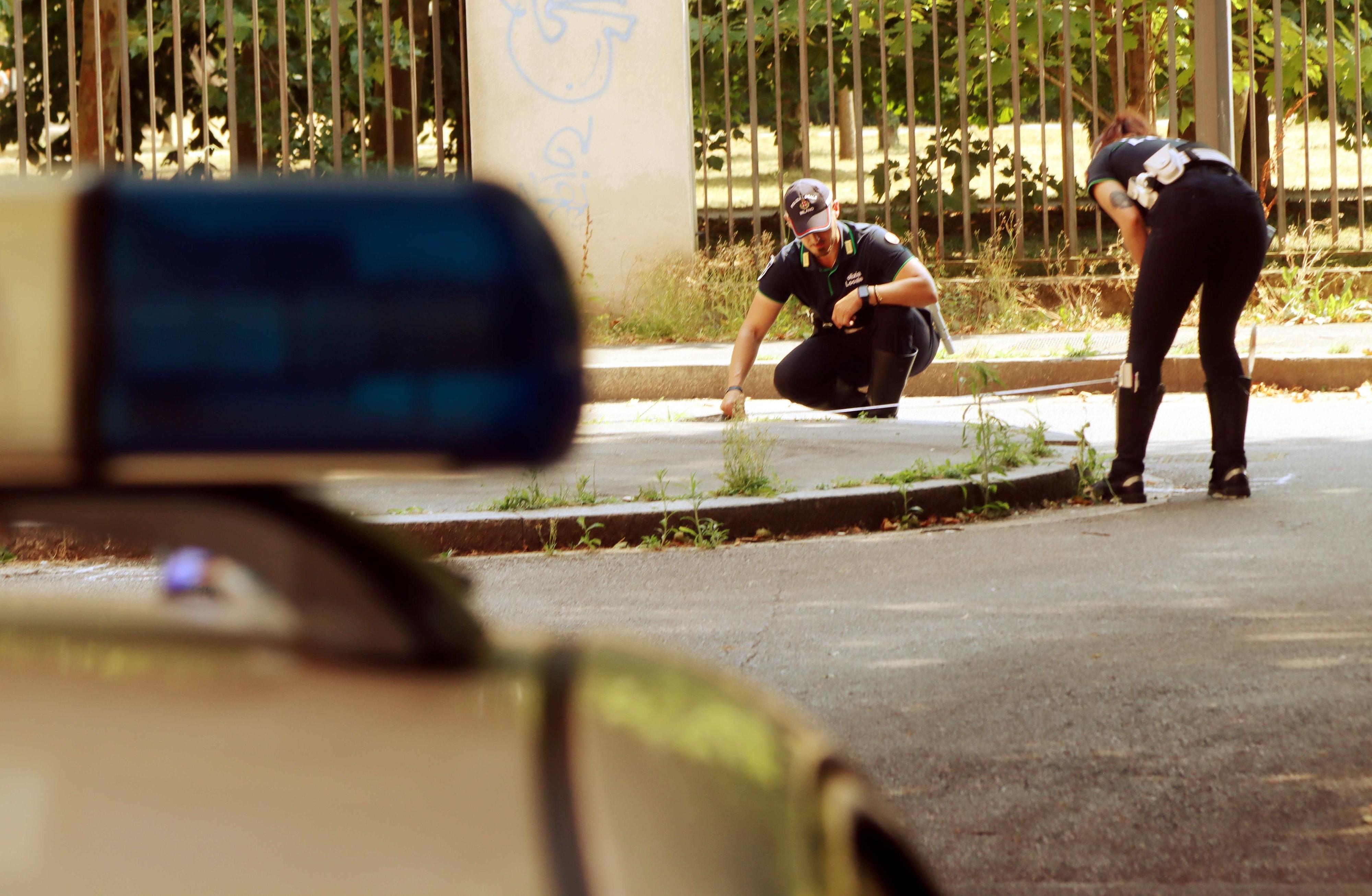 Folle inseguimento da Rho a Milano: fuggitivo tenta di investire un agente e il collega spara con la pistola Folle inseguimento da Rho a Milano: fuggitivo tenta di investire un agente e il collega spara con la pistola