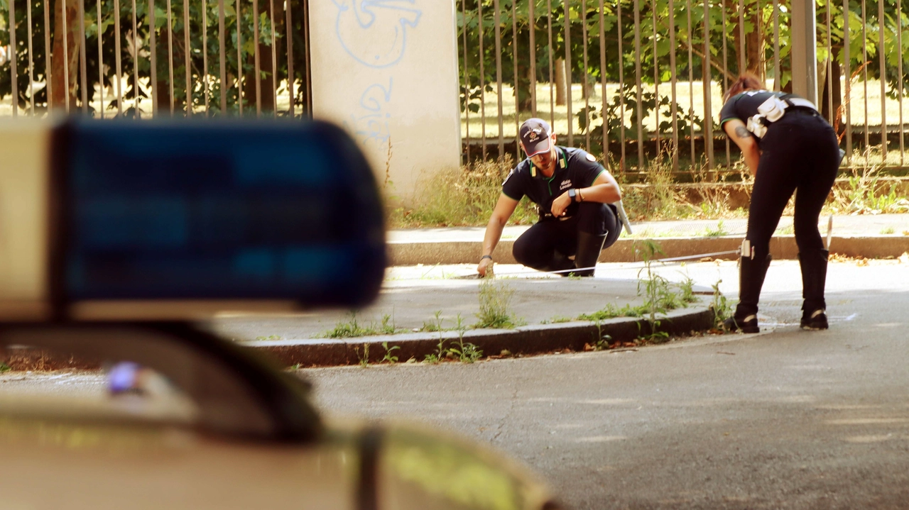 I rilievi della polizia locale dopo l'inseguimento e la sparatoria in Via Zoagli a Quarto Oggiaro (Ansa/Paolo Salmoirago) I rilievi della polizia locale dopo l'inseguimento e la sparatoria in Via Zoagli a Quarto Oggiaro (Ansa/Paolo Salmoirago)