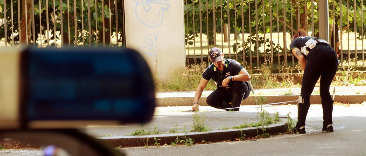 Folle inseguimento da Rho a Milano: fuggitivo tenta di investire un agente e il collega spara con la pistola