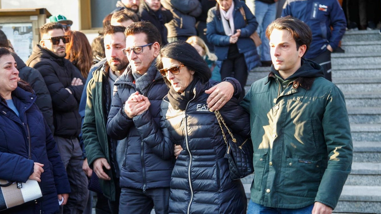 Fiori bianchi sulla bara di Marco Magagna e tante persone intorno. Dolore e sgomento nella chiesa Mac di Arese,... Fiori bianchi sulla bara di Marco Magagna e tante persone intorno. Dolore e sgomento nella chiesa Mac di Arese,...
