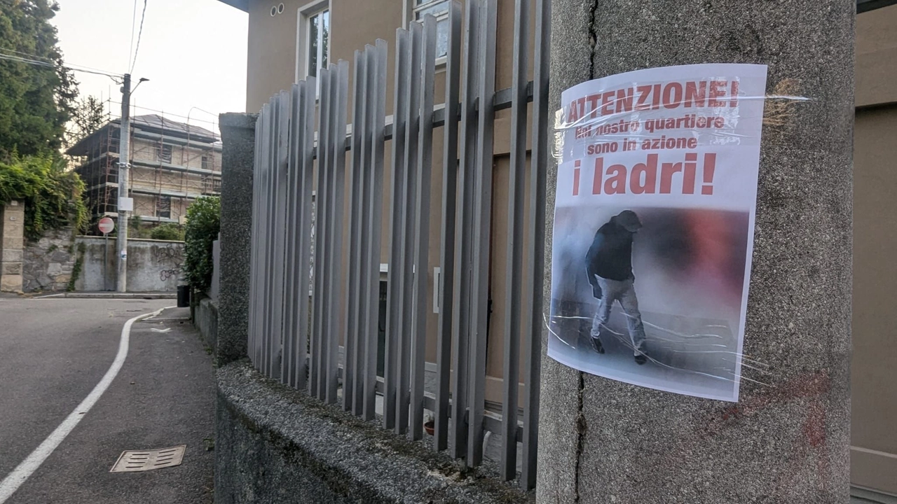 Uno dei volantini apparsi sulle strade alla periferia di Saronno Uno dei volantini apparsi sulle strade alla periferia di Saronno