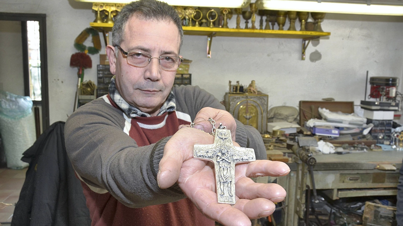 Giuseppe Albrizzi mostra la croce che era stata disegnata da Antonio Vedele ex datore di lavoro e suo maestro (Torres)