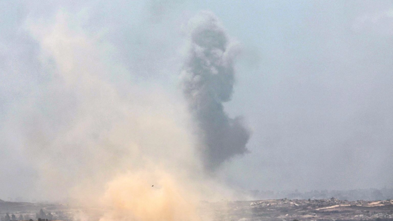 Sale ad almeno 81 morti il bilancio dei palestinesi uccisi negli attacchi israeliani a Gaza dall'alba di oggi, secondo quanto...