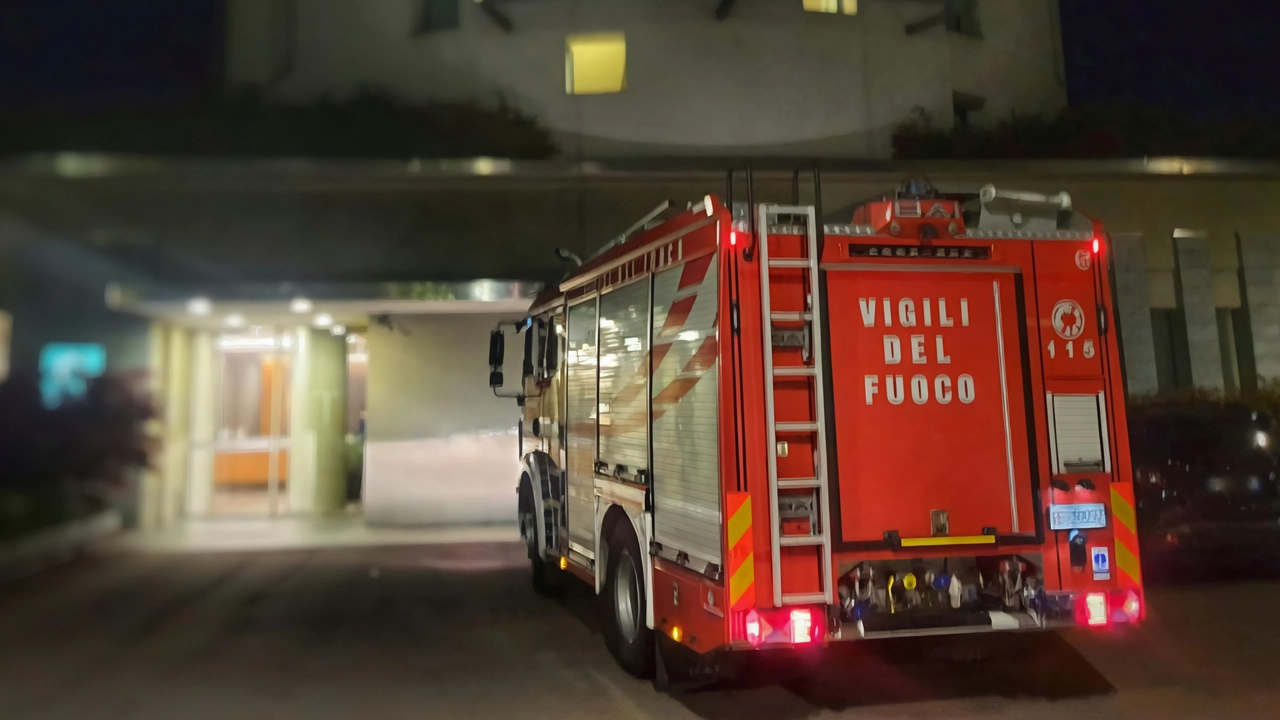 Esplosione notturna all'Hotel San Martino a Garbagnate Monastero, senza feriti. Evacuazione precauzionale, intervento dei vigili del fuoco e rientro degli ospiti dopo verifiche.