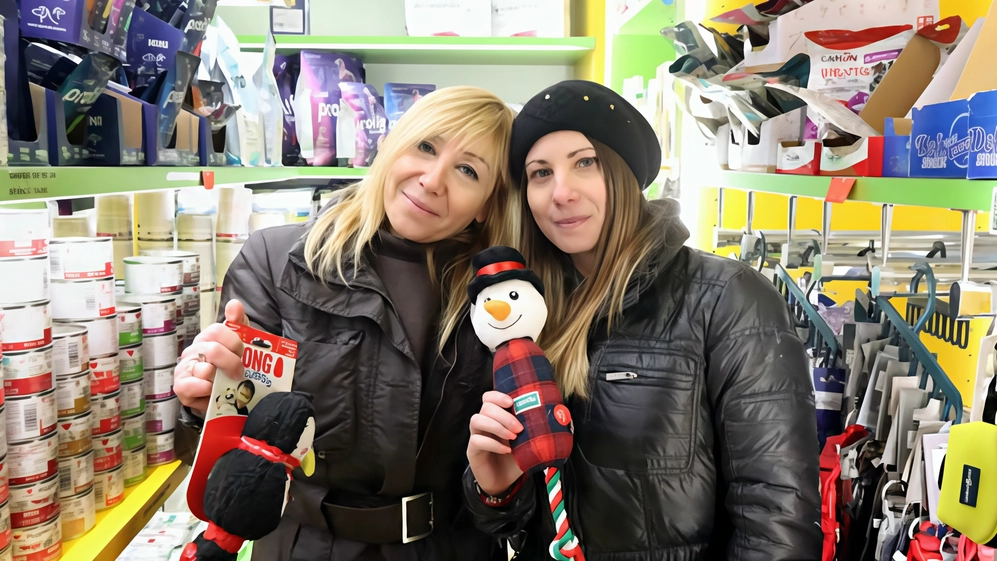 Nancy Laterza e la figlia Valentina gestiscono l’attività, “tappa fissa“ per chi entra con il proprio cagnolino. Tra i servizi, consigli su diete e incontri su addestramento e armocromia Nancy Laterza e la figlia Valentina gestiscono l’attività, “tappa fissa“ per chi entra con il proprio cagnolino. Tra i servizi, consigli su diete e incontri su addestramento e armocromia