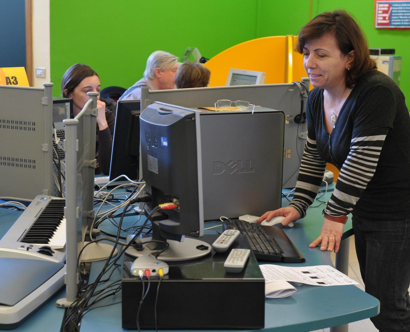 Biblioteca aperta anche di sera dalle 19 alle 23 Biblioteca aperta anche di sera dalle 19 alle 23