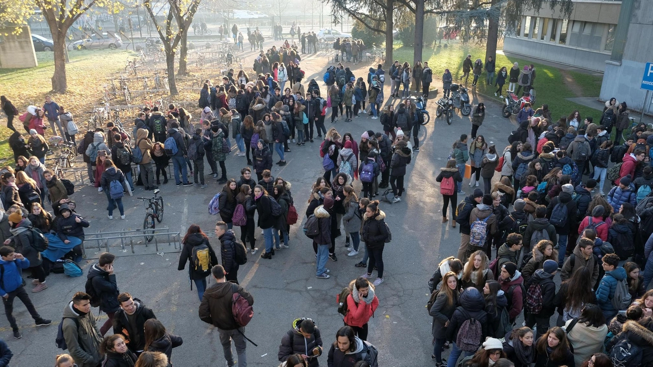 Gli studenti contestano tempi troppo stretti e scarsa trasparenza nella scelta dell’agenzia cui affidare la gestione delle gite Gli studenti contestano tempi troppo stretti e scarsa trasparenza nella scelta dell’agenzia cui affidare la gestione delle gite